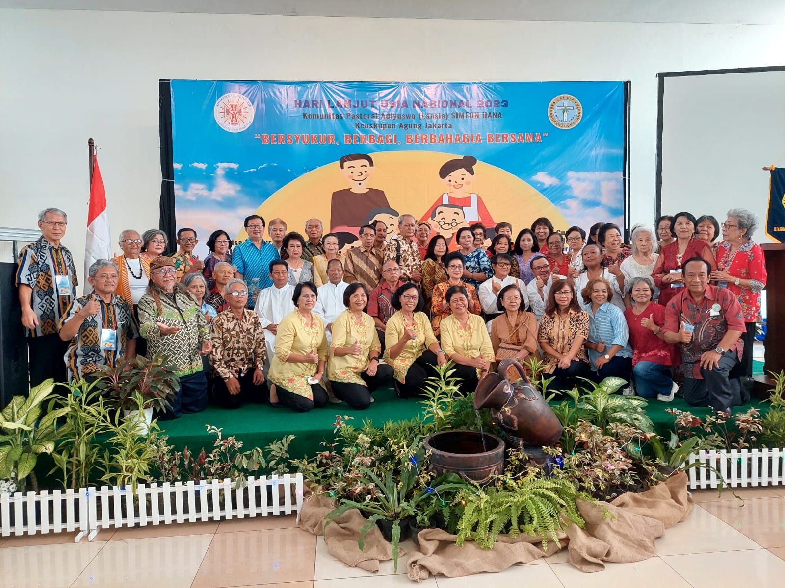 Foto Bersama Dekenat 1 Tangerang bersama para Romoang bukan p. Joedho tapi mereka memanggilnya pak Yuyu kangkang sangat melekat diingatan kawan Dekenat hingga dipersilahkan foto berada disisi kanan depan pa